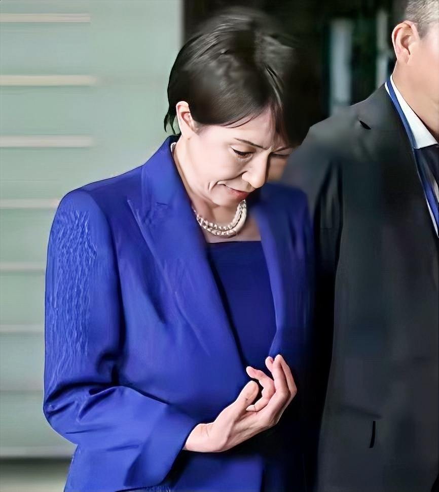 日本网民这担心还挺“接地气”！日本网民担心：高市早苗的右手废成这样，怕是连签字、