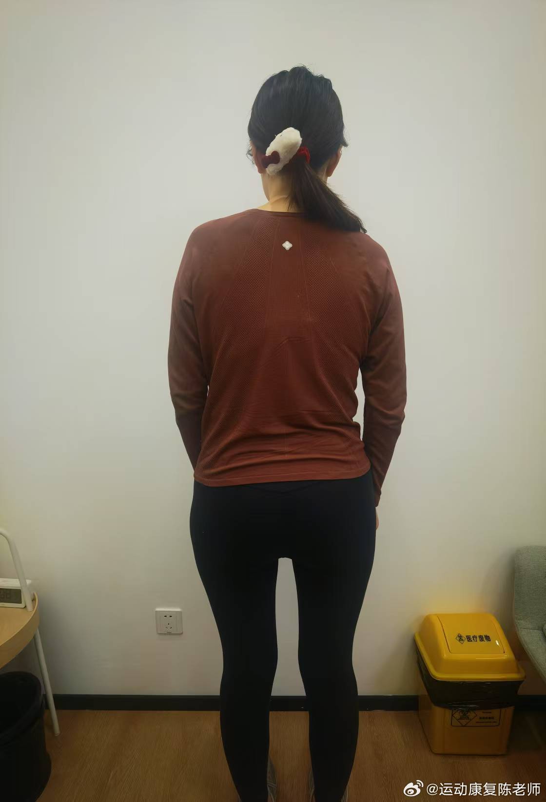 假胯宽  今天来讲讲既影响体态、又可能导致疼痛的假胯宽。上海徐汇店的这位小姐姐主