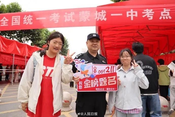 做人优秀真有那么重要吗？好多家长拼了命地鸡娃，报补习班、抓成绩、拼学历、逼特长，