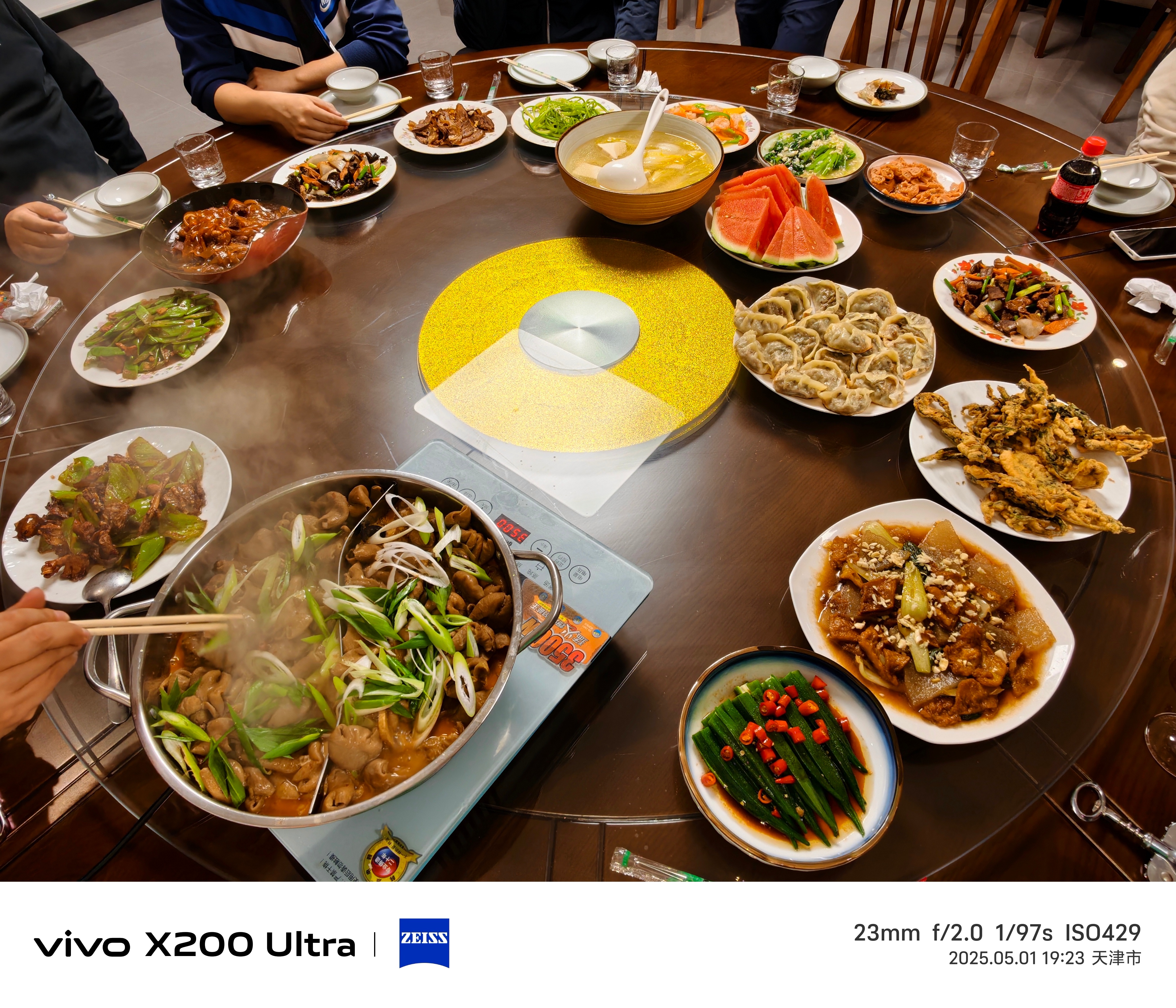 今天晚上吃饭，大人一桌，小孩子一桌，大人这桌多个肥肠，味道很不错。我平时都不咋吃