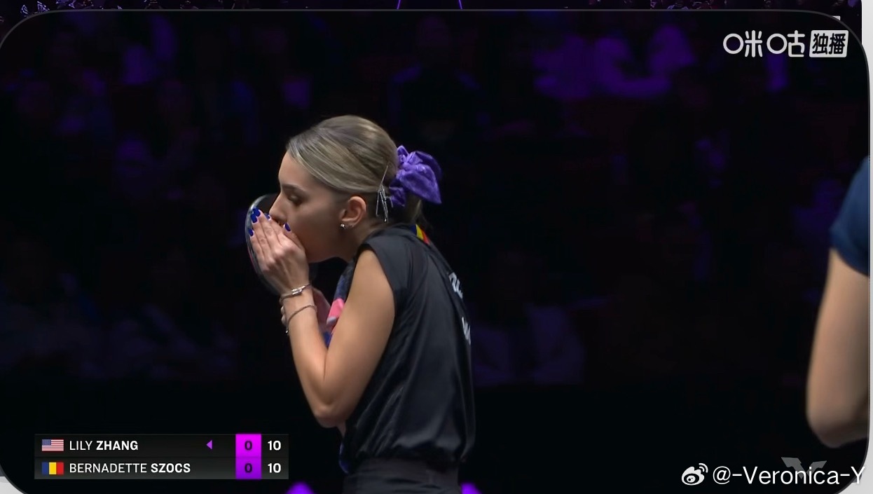 张安0-1斯佐克斯斯女士紫色比赛服就配一个紫色大蝴蝶结（她要是穿国旗配色的比赛服