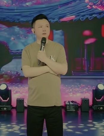 乔军老师把九哥引荐给吴颂今老师。当时九哥刚唱完《我们的祖国歌甜花香》，吴老师觉得