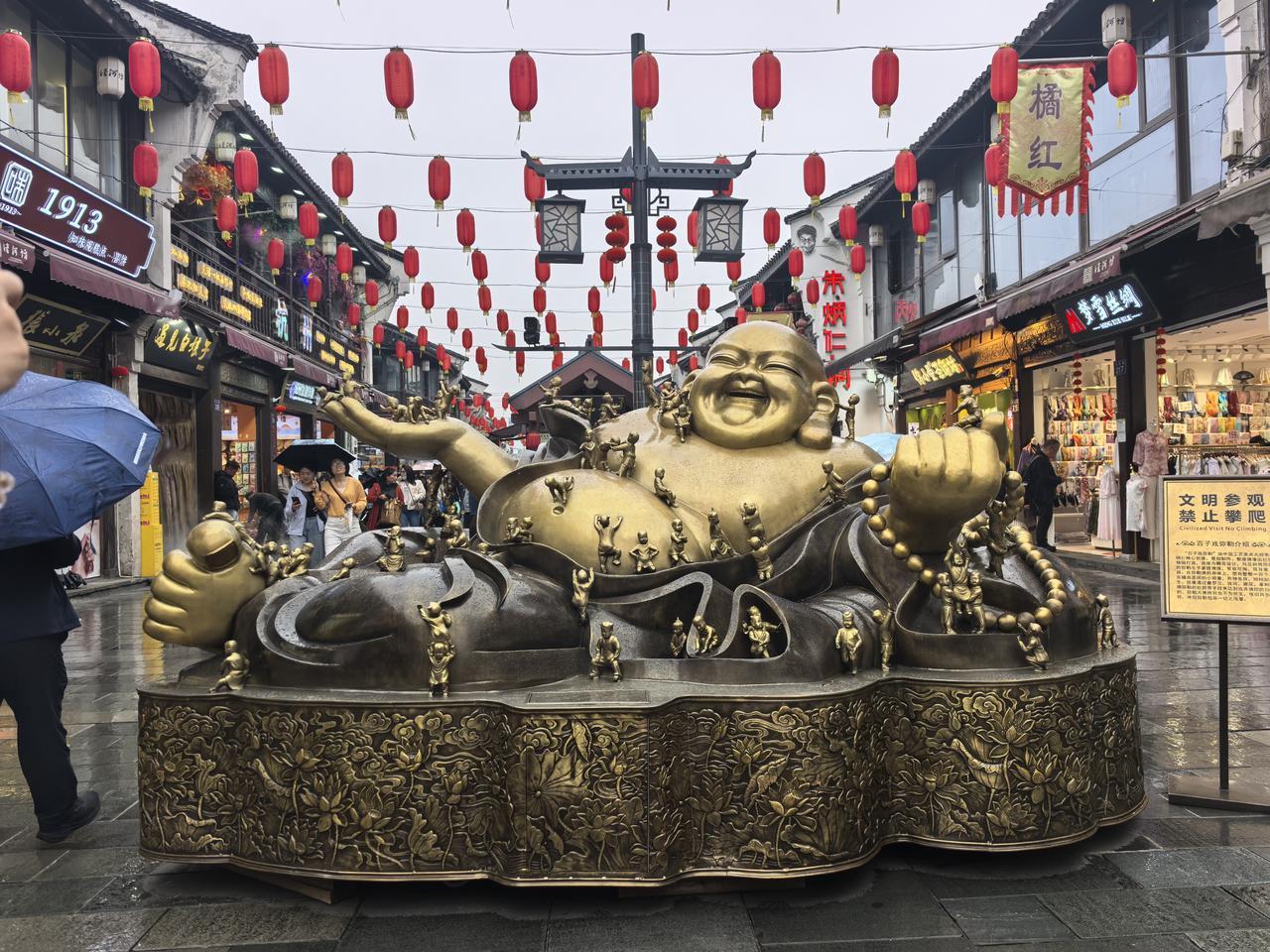 你信不信，人一旦没了盼头，就会慢慢把自己困在原地。
不上班、不社交、也不愿早起，