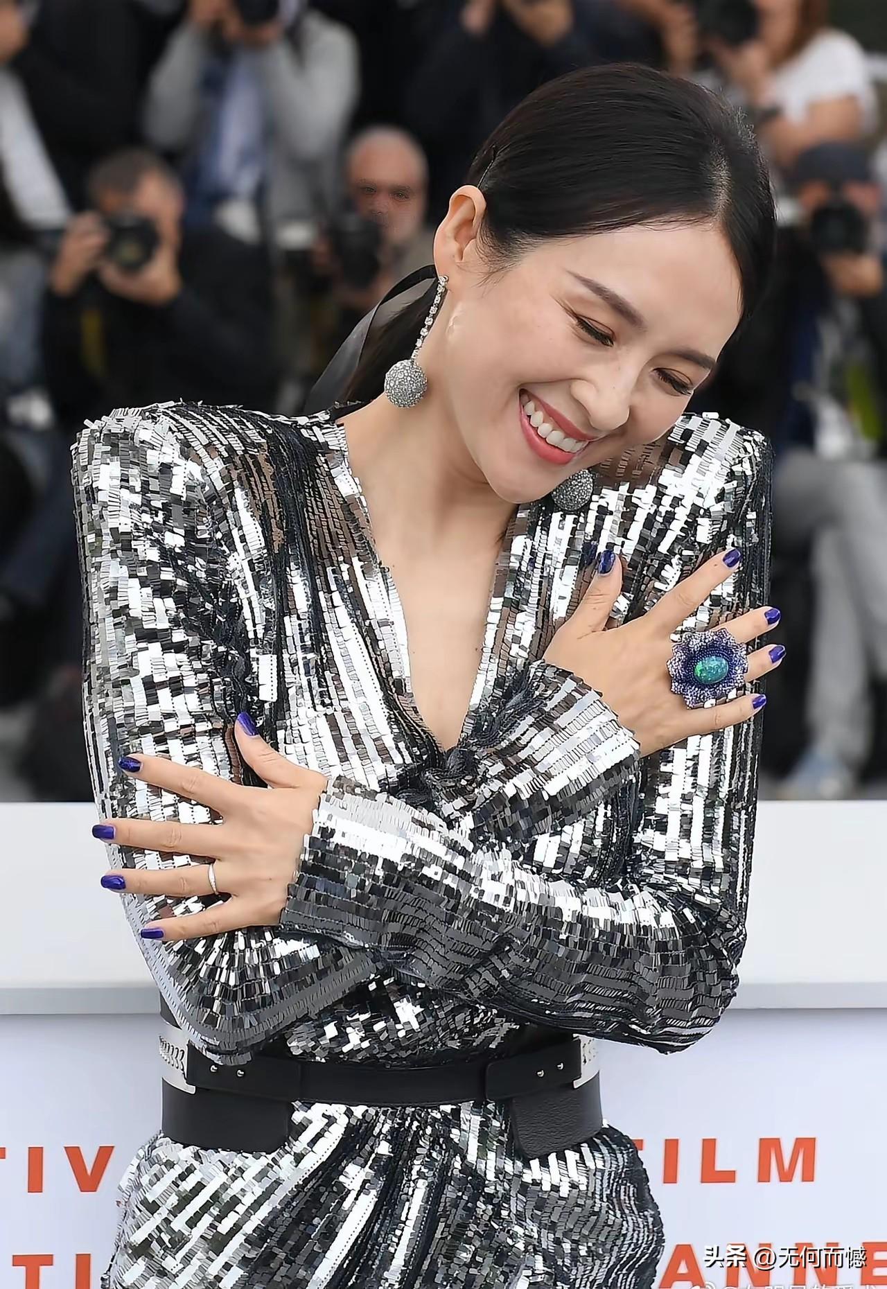 章子怡这几张照片虽然不是最近拍摄的，但是感觉比较有新意，她不愧是演员出身，脸上的