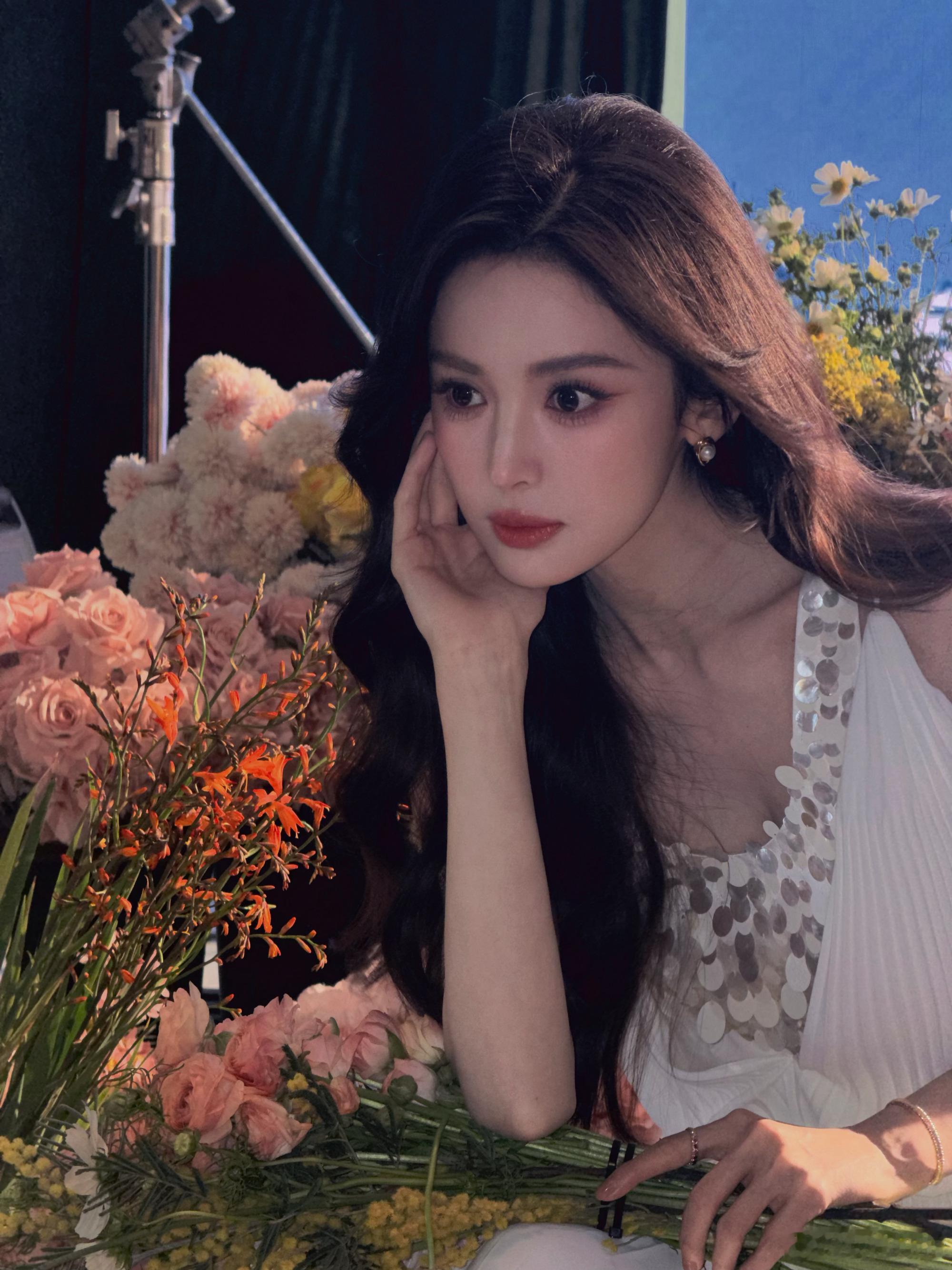 娜扎花市里找春天娜扎发了两波美照 请问长成娜扎这样还会有什么烦恼吗？这张脸完全就