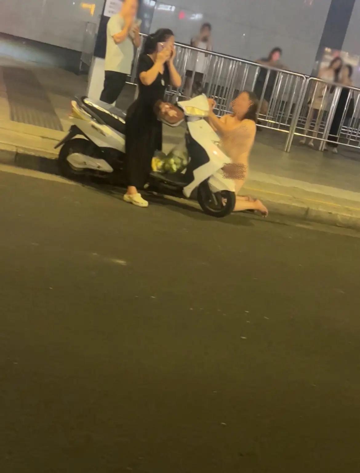 下班偶遇一幕，心里久久不是滋味。中年女子毫无遮挡当众跪在街边，任由路人围观拍摄，