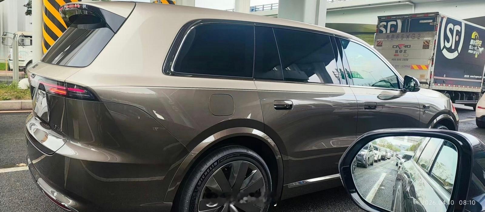 理想L9 Livis无伪装新车再次曝光，仔细看方向盘，上面的小屏幕不见了。以及，