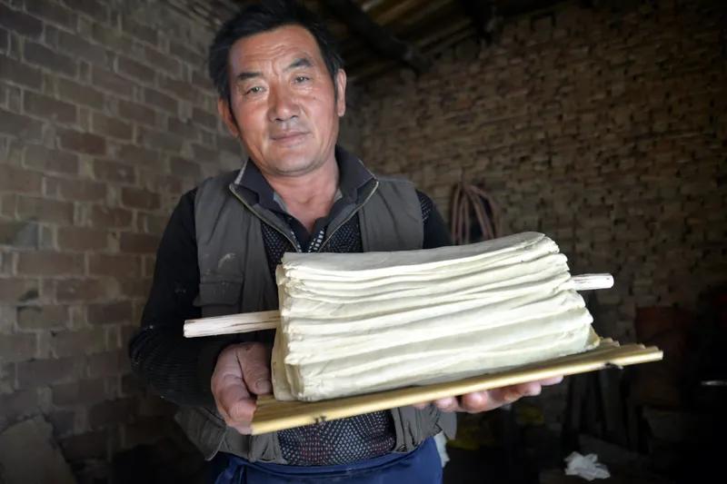 无题
养儿本来为防老，
儿孙都往城里跑。
房贷车贷还不清，
彩礼又要举债寻。