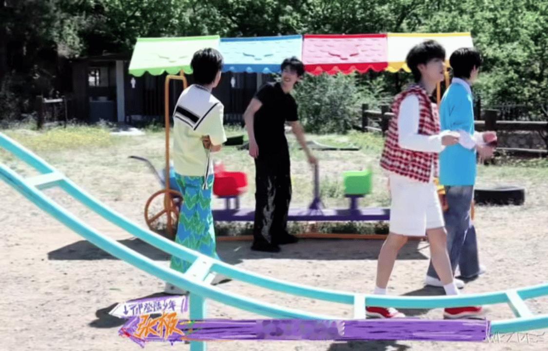 劳作完全是标准诠释什么叫：【三步两回头】 