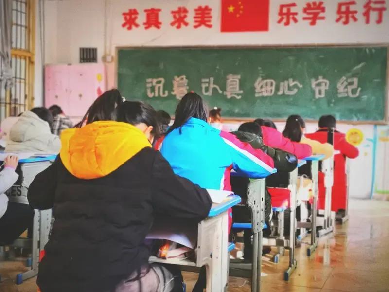其实不管是大龄员工还是刚毕业进入社会的新人，就业行情的好坏都会影响就业率，但是个