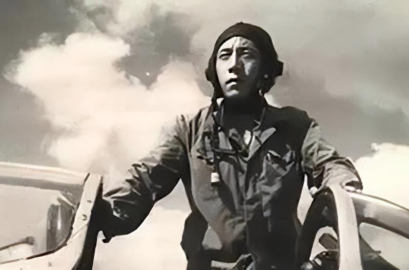 1990年，飞行员王宝玉驾驶飞机叛逃之后，苏联人遮住他的双眼，要把他送到美国，王