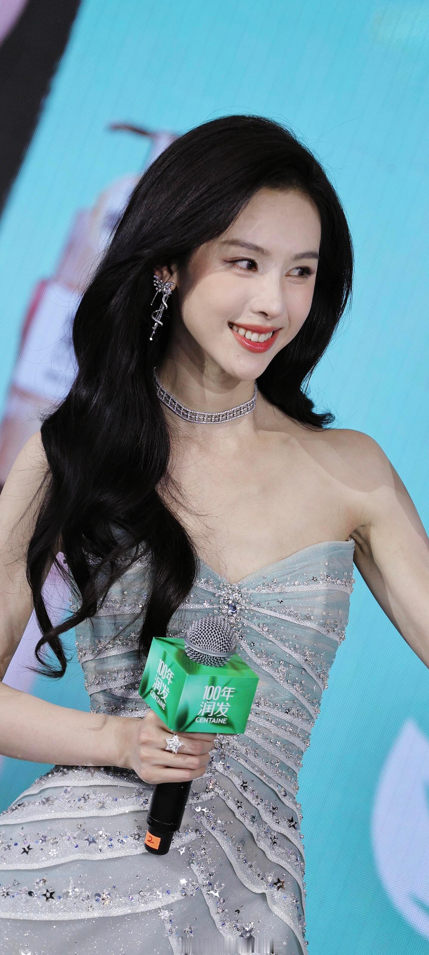 陈都灵看着小小的身材竟然这么款 