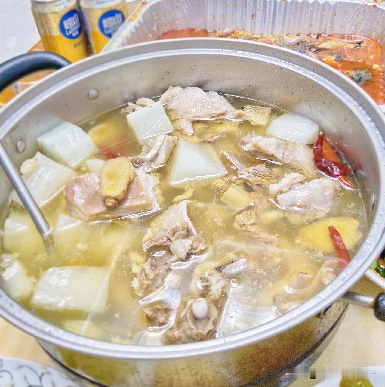入伏吃羊肉，昨天中午吃得羊脸儿，晚上炖羊肉。

我吃了一块儿，肋骨，上面两根细骨