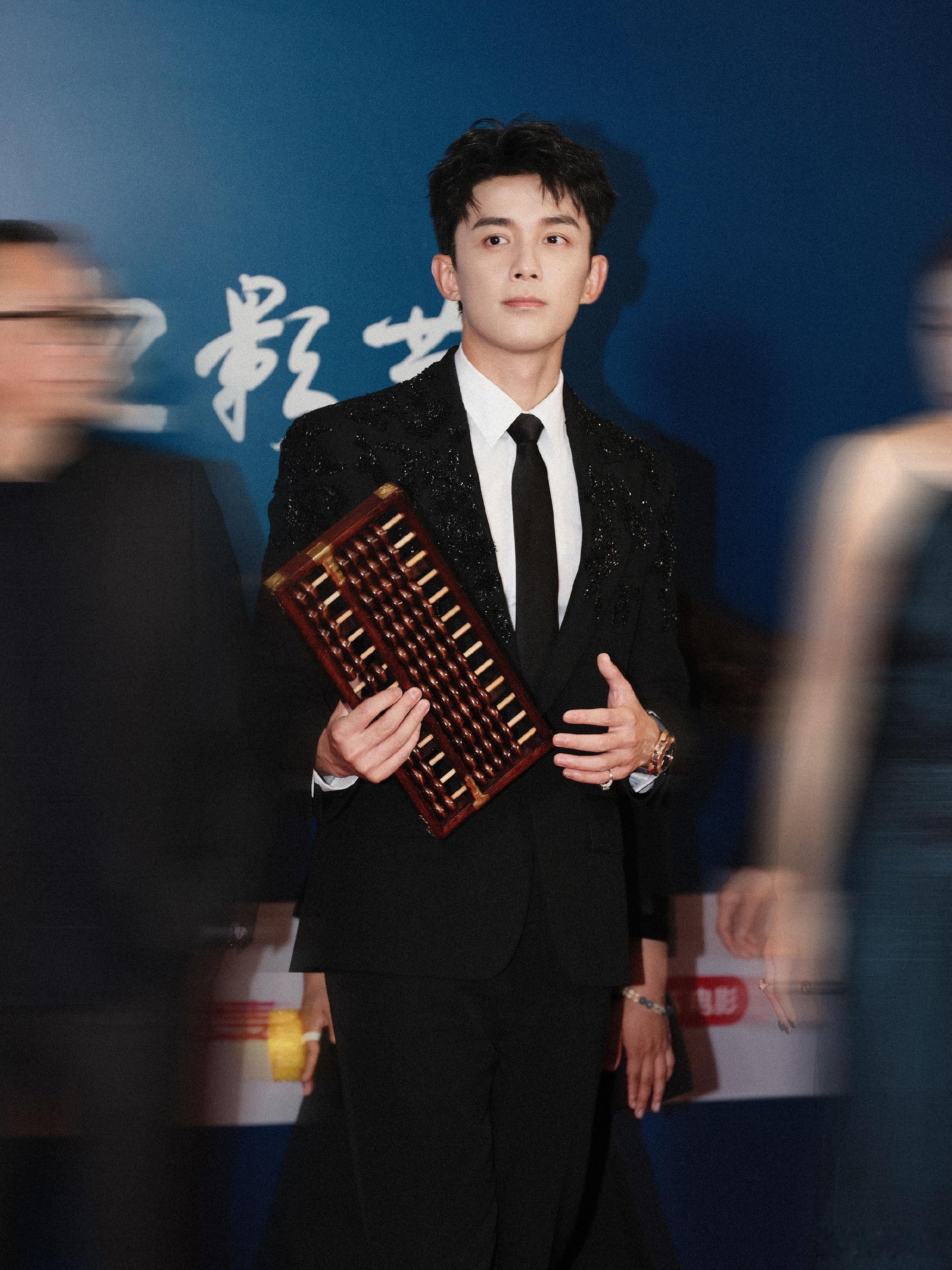 吴磊纯手搓营救黄渤海报、预告都让人惊喜感拉满，期待和吴磊赵吉虎见面 