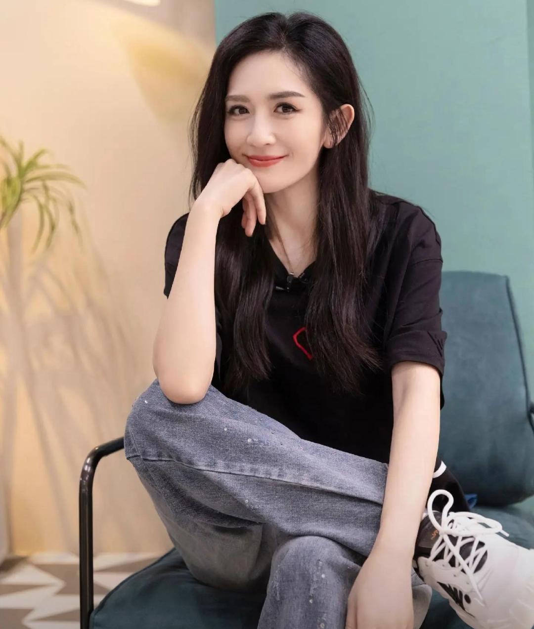 谢娜官宣开演唱会不到24小时，恶心一幕出现，众人呼吁吃相太难看
娱乐 明星