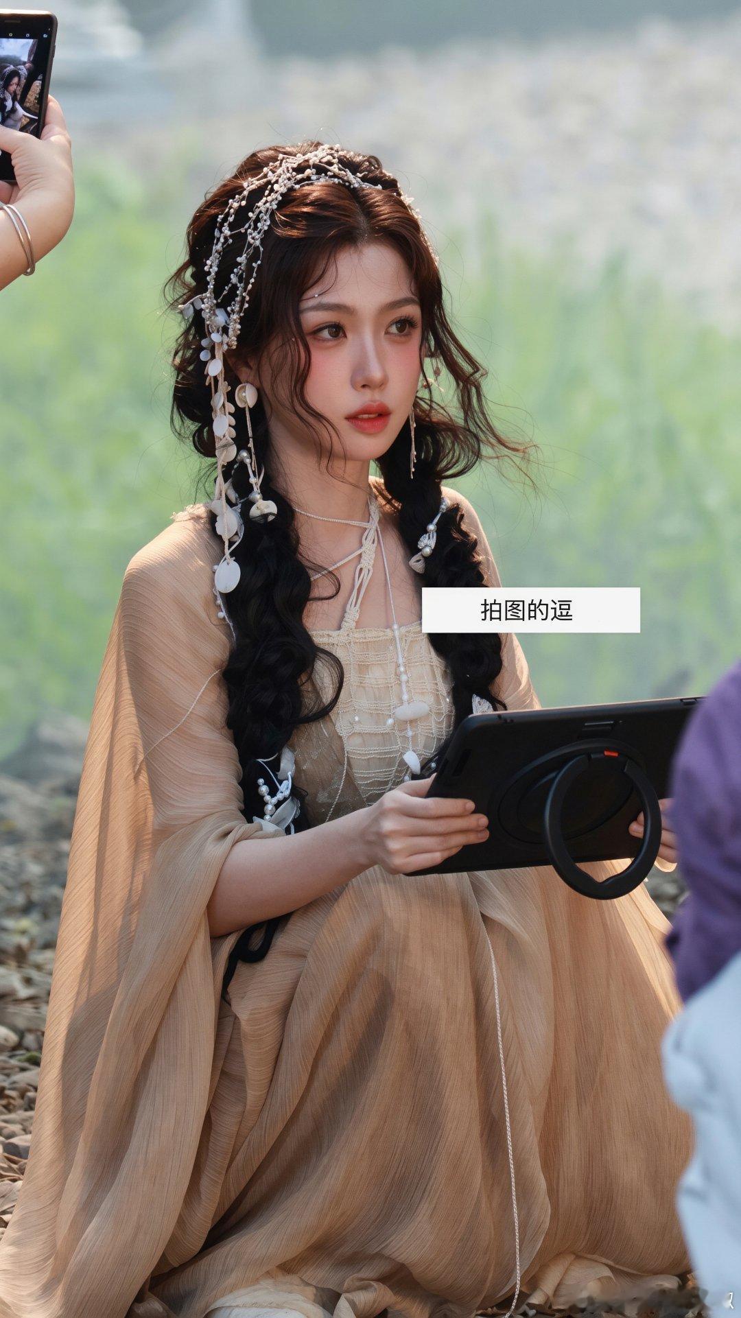 不是这哪里普了？妆造衬得古灵精怪的 