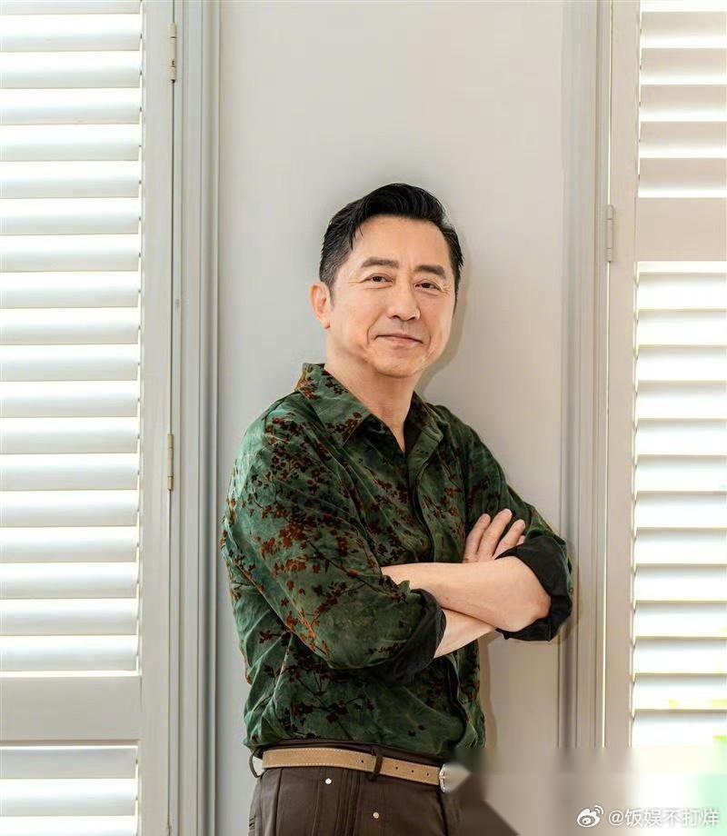 记者问庾澄庆：“《歌手》真的有黑幕吗？”庾澄庆笑了笑说：“我改编完《让我一次爱个