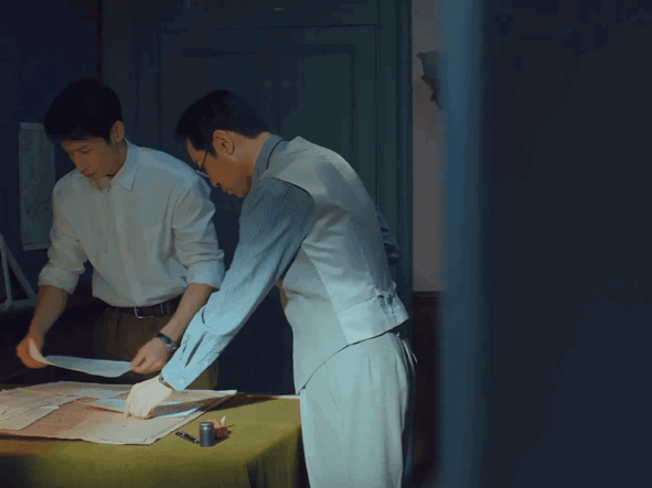 于和伟这个转身抵过千言万语 从台词到肢体语言，他都处理得恰到好处，既展现了军人的