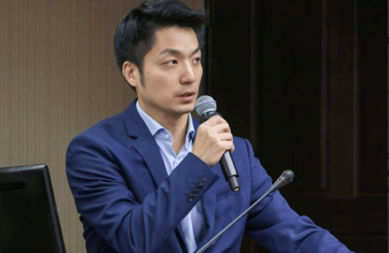 记者一句话，把蒋万安问沉默了！
 
记者当面堵他问“你是台湾人还是中国人？”，他