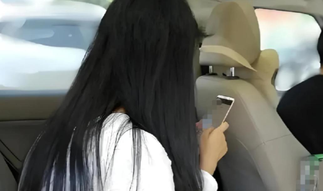 一名在娱乐会所上班的女子，却在深夜归途遭遇双重冒犯，刚摆脱醉酒客人的骚扰，转头又