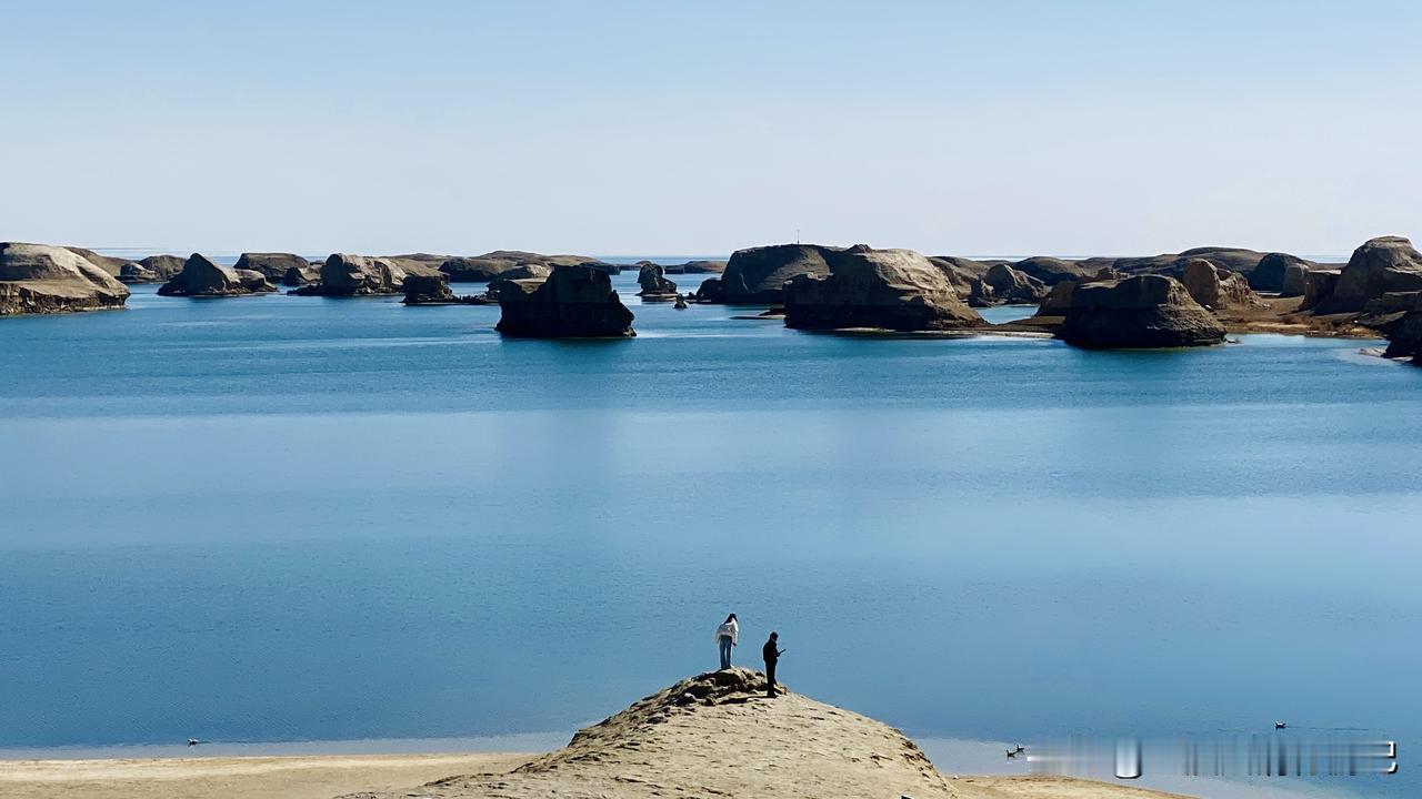 乌素特水上雅丹，以高原特有的湛蓝水色陪衬壮阔的雅丹地貌群，不得不承认，它非常非常