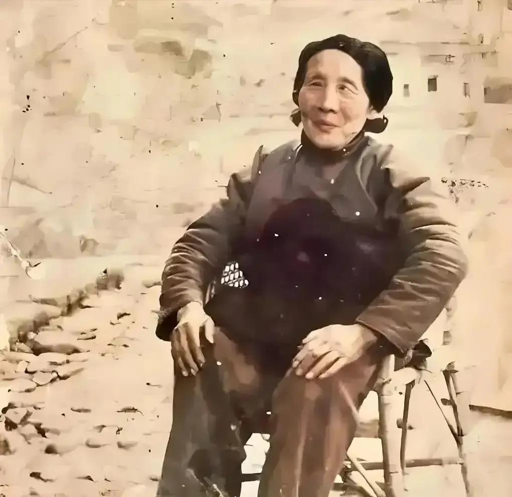 井冈山功臣袁文才被错杀之后，他的遗孀谢梅香花了八天的时间才找到丈夫的遗体，之后她