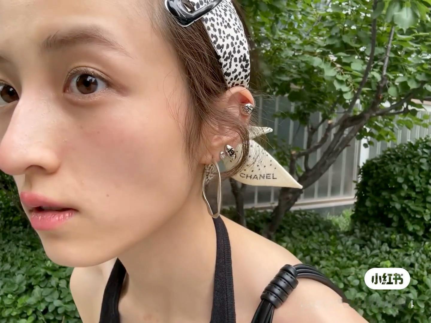 张子枫瘦成这样了2026年7月18日，张子枫发博称“今天一点都不热～”，配图中她
