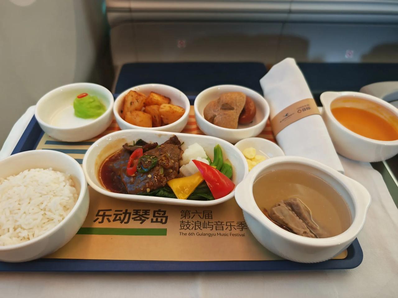 晚饭，飞机餐
年纪大了
不大喜欢奔波，就想宅在家里，累
你是从几岁开始觉得自己老