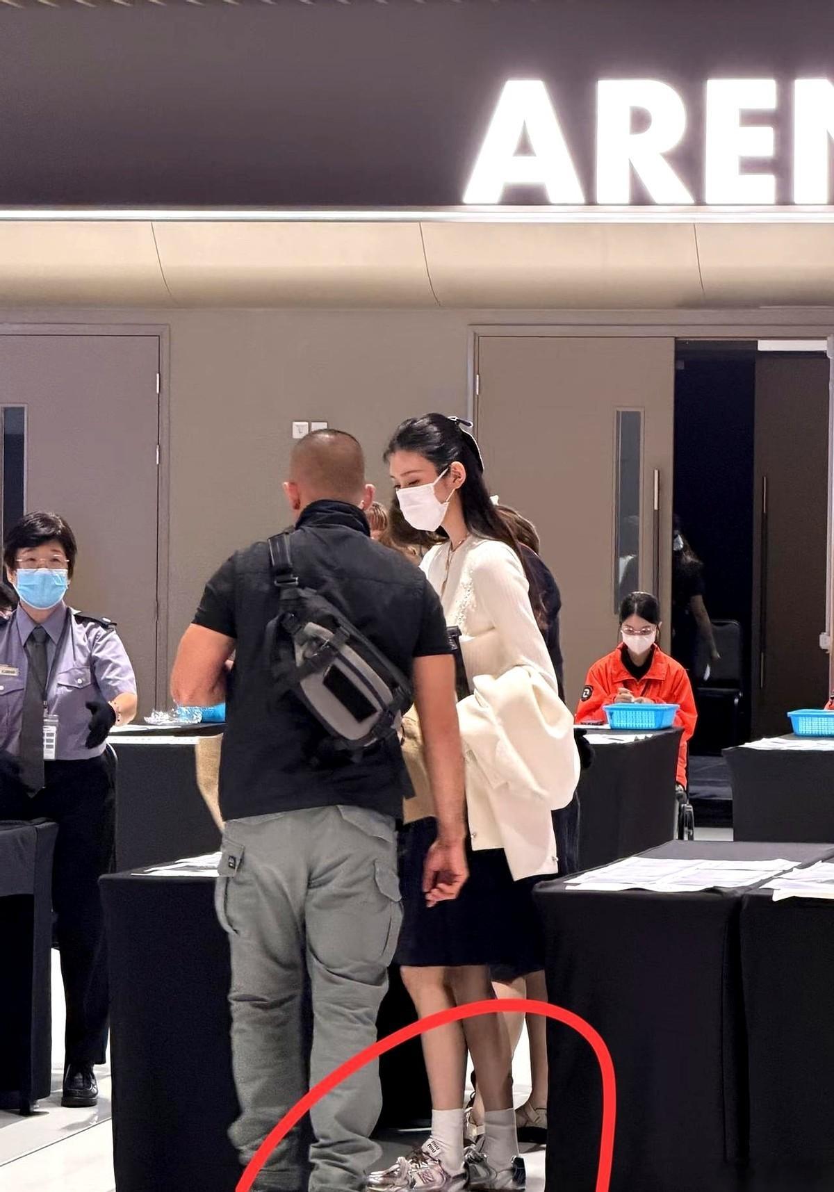奚梦瑶脚上那双鞋，现在成了全网的“搜索热点”。 不是因为它镶钻或多奢华，而是它一