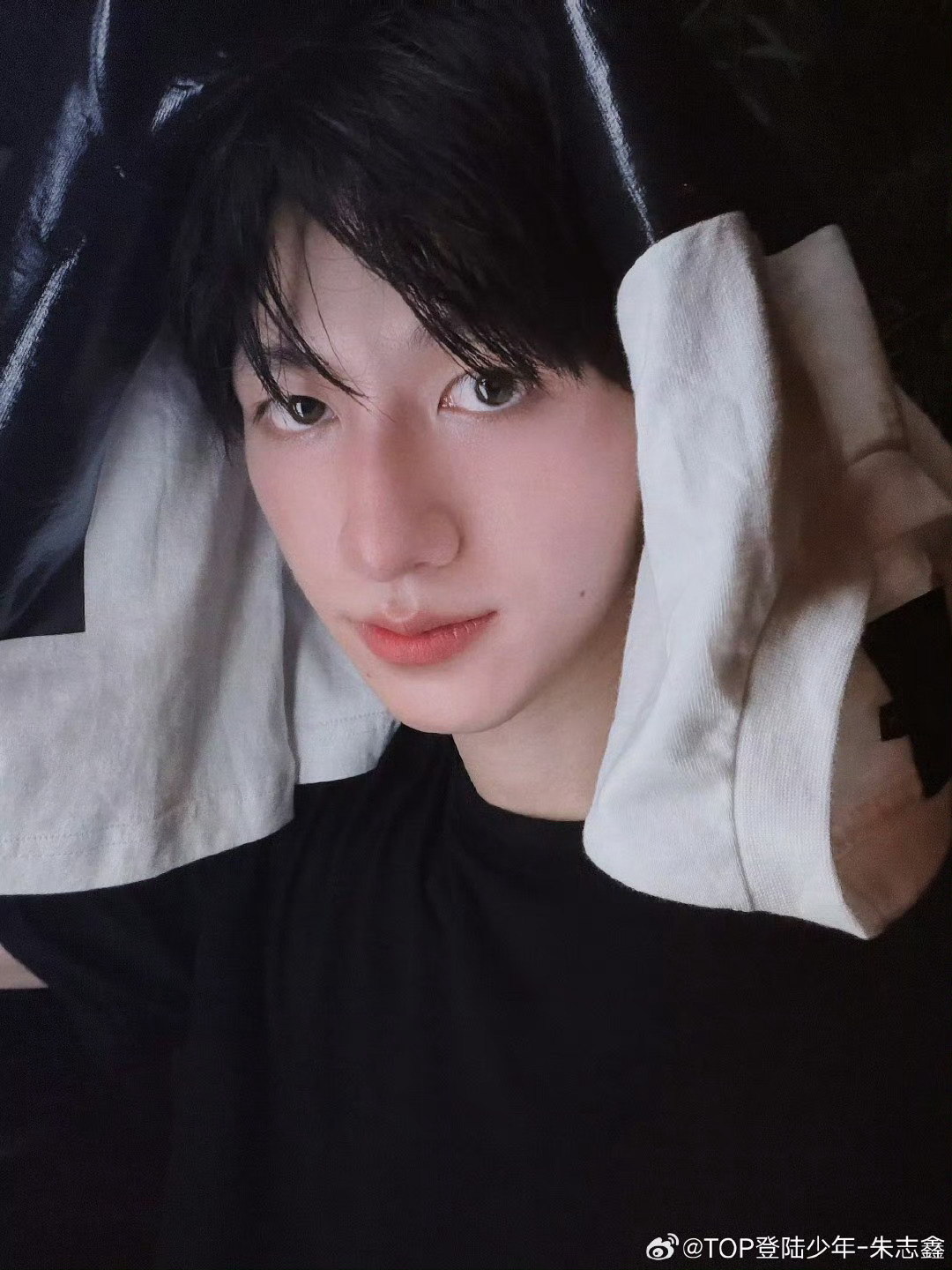 朱志鑫 纹身朱志鑫近期公开的高清照片、视频及Live图均显示，其双臂并无任何永久