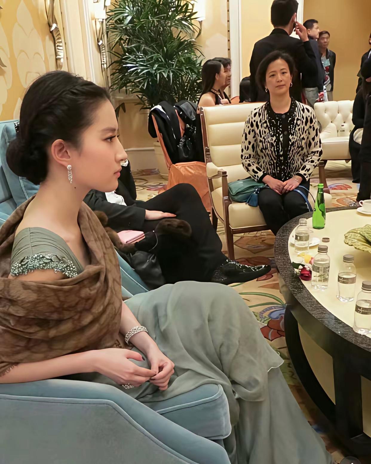 为什么刘亦菲很无聊地坐在那里发呆，已然显得贵气，明明她也没端着也没刻意，有时感觉