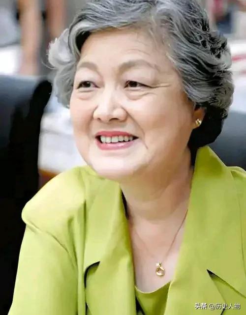 洪晃回忆母亲章含之：母亲章含之是类似莎士比亚笔下的悲剧人物。章含之不到一岁便进入