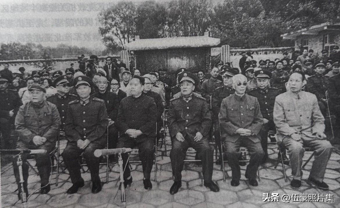 1985年10月15日，杨尚昆（前排左四）、张震（左二）等出席河南夏邑县彭雪枫纪