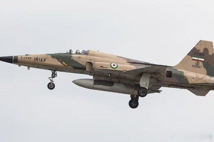 凤凰新闻【伊朗老式F-5E战机超低空突防，成功空袭科威特美军基地】美国NBC新闻