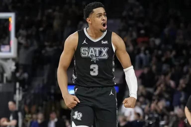 据NBA分析网作者皮尔西报道称，虽然目前盛行小球大个子的市场进一步缩小，但文班亚