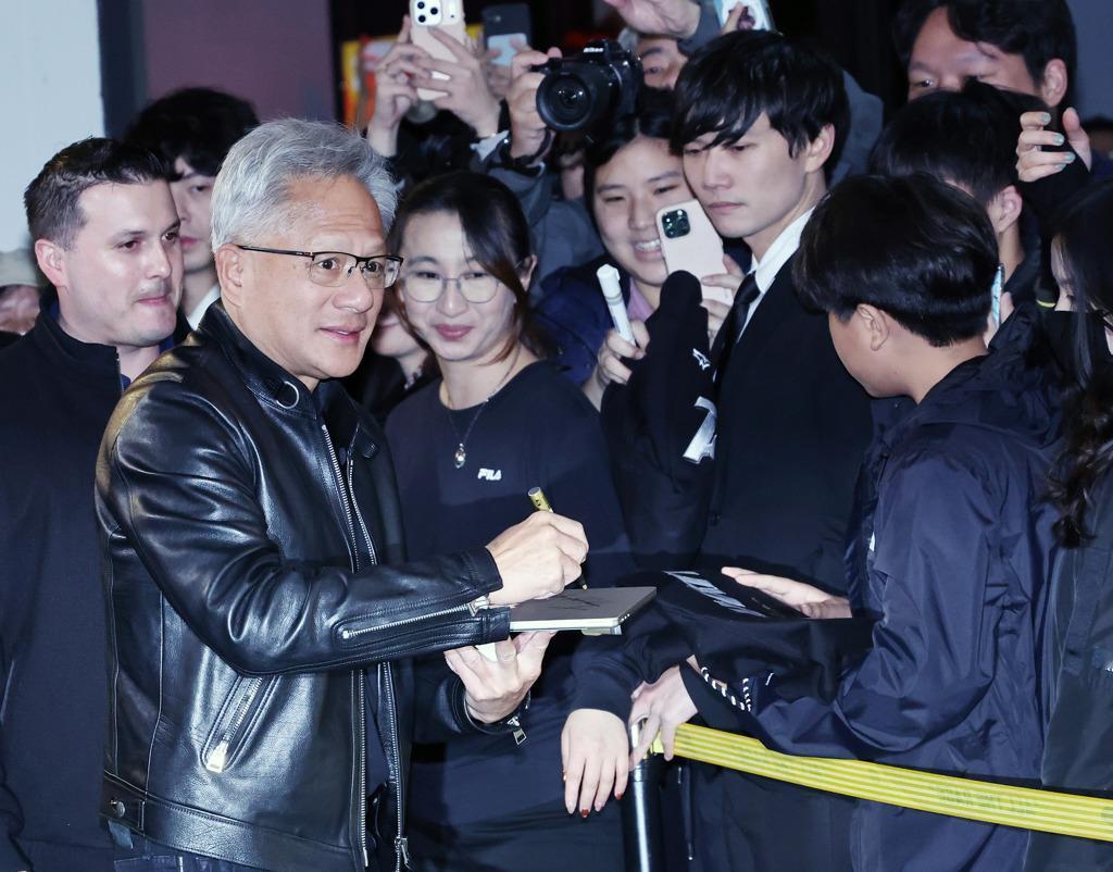 英伟达执行长黄仁勋再度来台访问，这一行程引发了广泛关注。此前，他曾表示“生命科学