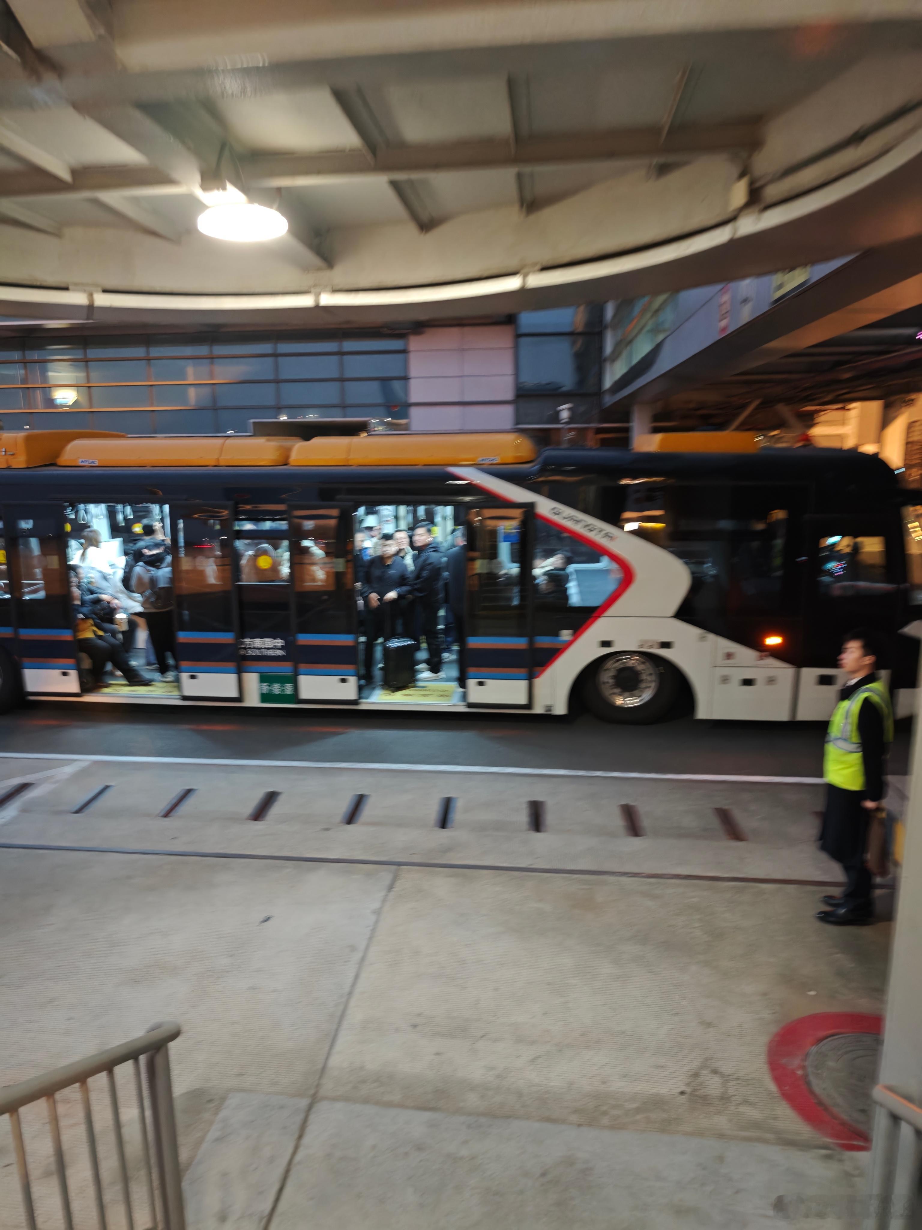 南航好样的！又是廊桥转摆渡车小米15Ultra也好样的！随手拍一张又糊了，主摄一