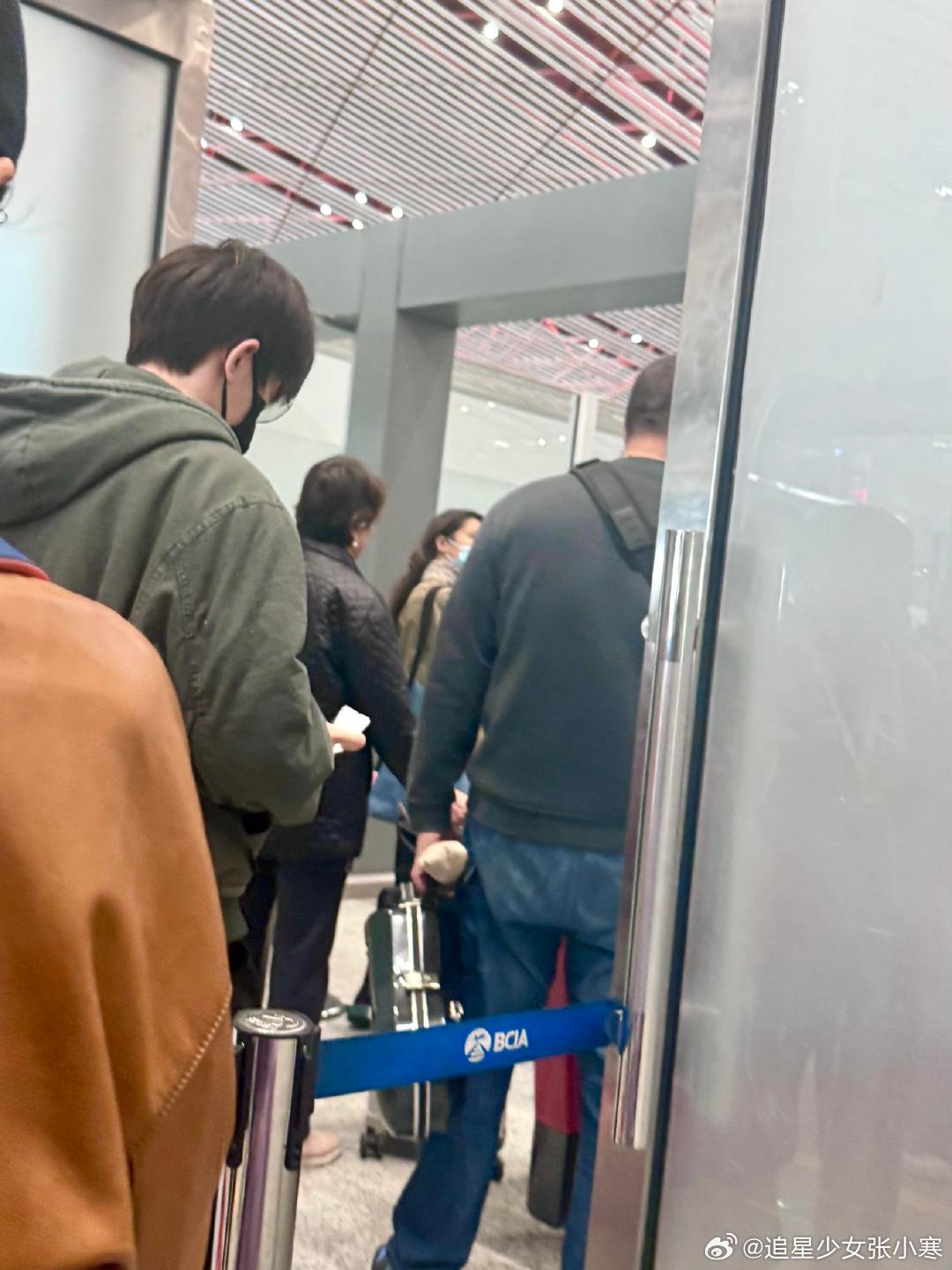 北京机场偶遇易烊千玺网友在北京机场偶遇易烊千玺，北京好啊，北京有易烊千玺。网友机