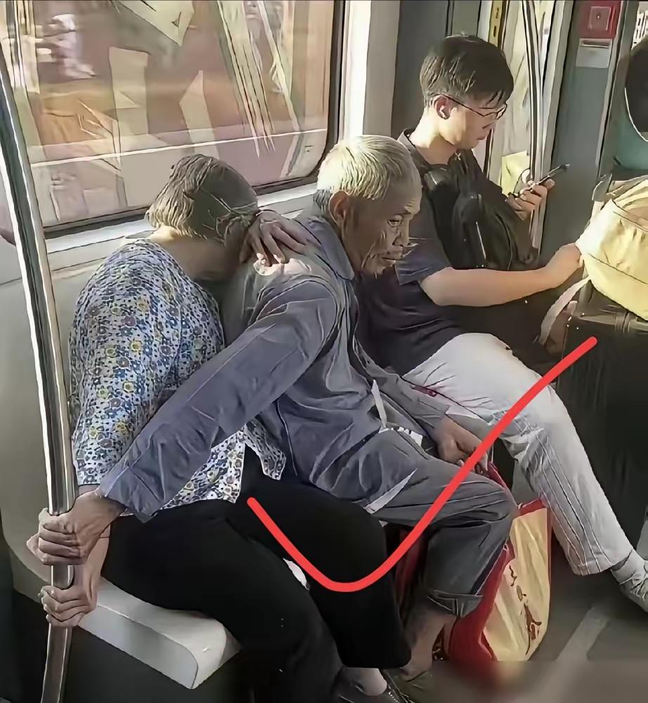 夫妻过古稀，
执手度朝夕。
眼前这一幕，
屏前几人及。