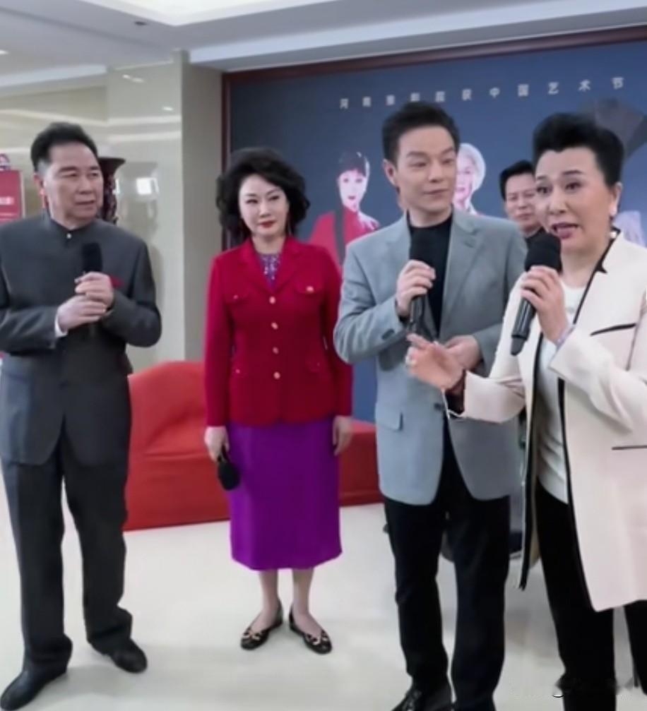 四位豫剧名家切磋演技，这画面简直就像一场“武林高手过招”，想想都让人兴奋！说不定