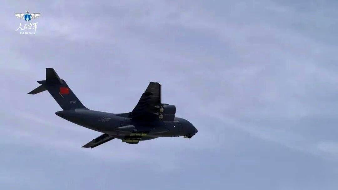 4月20日下午，华中某机场，一架巨大的运-20B发动机发出低沉的轰鸣，滑入跑道，