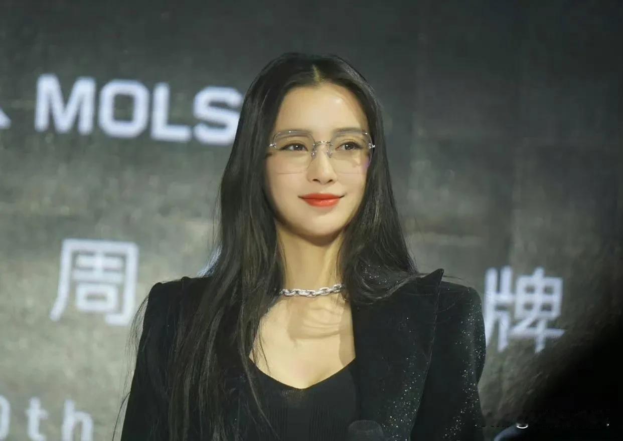 看了好久才知道这原来是杨颖.........