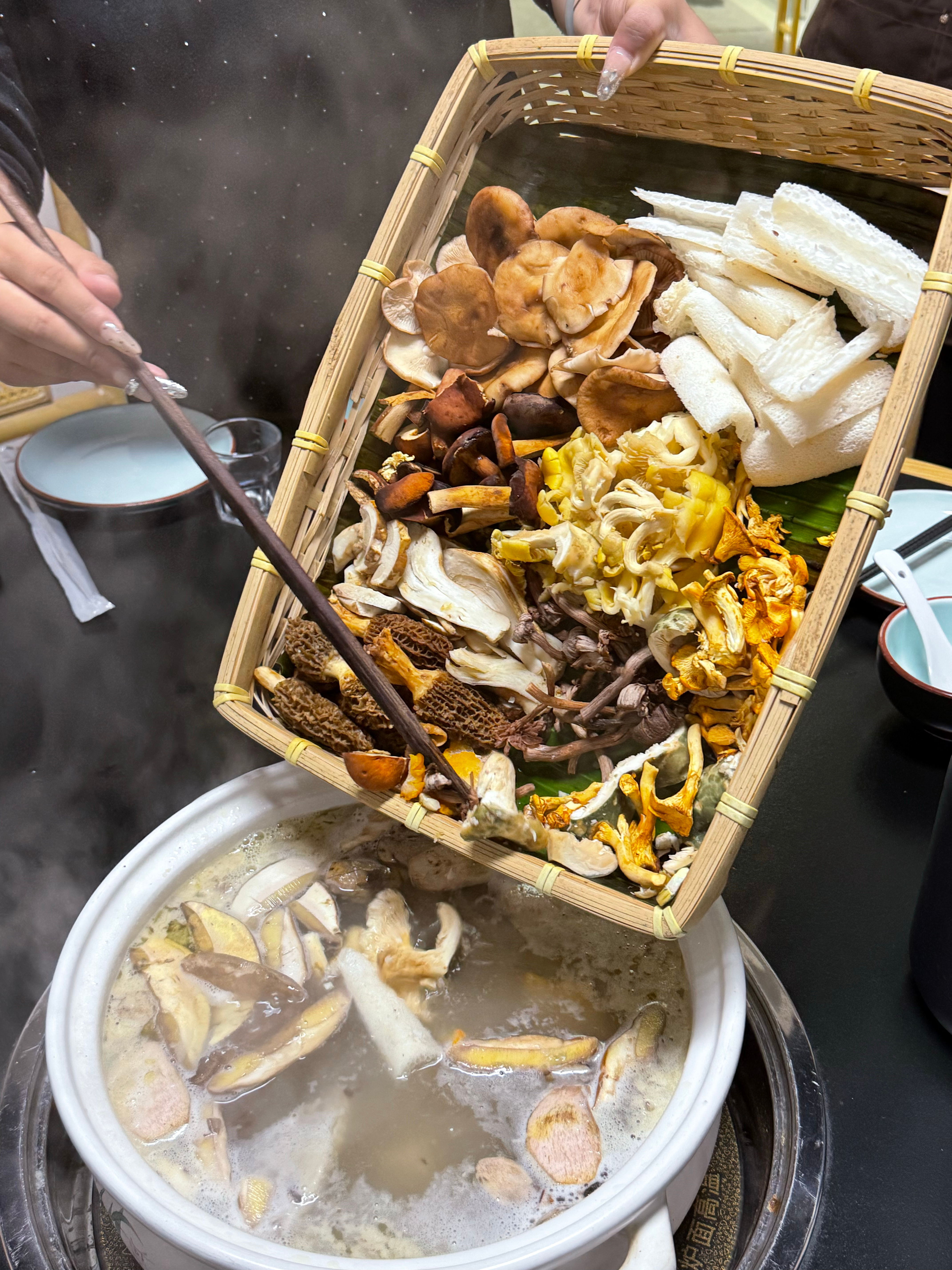 前几天去金猴店里闲逛的照片！还去吃了菌菇火锅，十一月要去云南了，提前预习一下