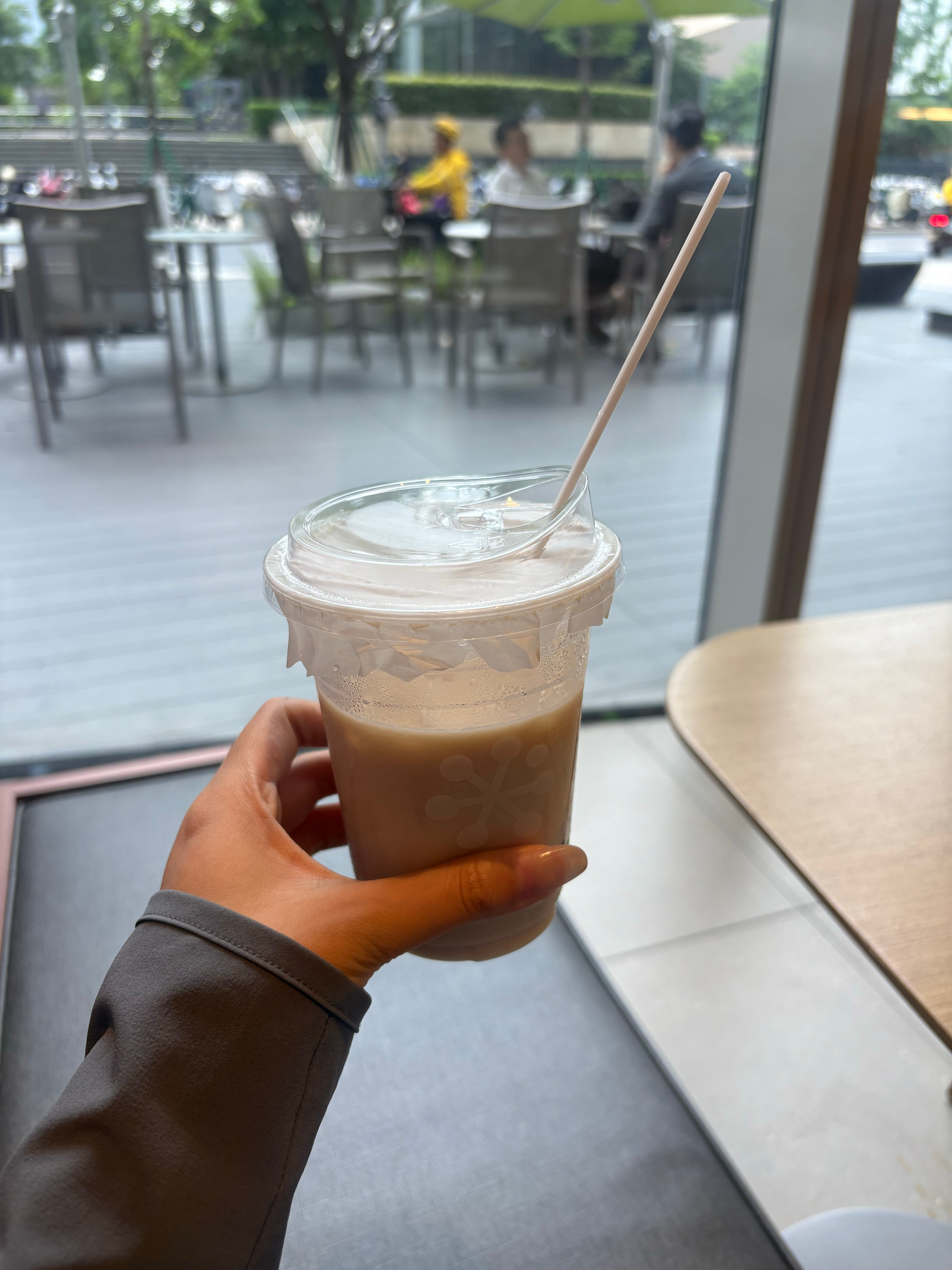此刻，30岁的娄娄心情非常不好地坐在奶茶店。她觉得，生活中的烦恼确实也太多了，只