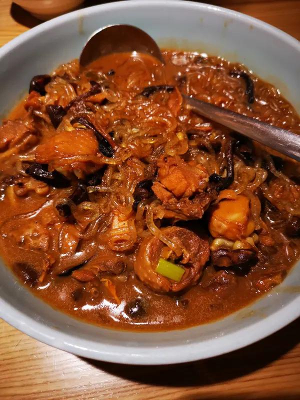 东北菜和四川菜哪个好吃，这得看个人口味。
东北菜可太实在了，铁锅炖大鹅、猪肉炖粉