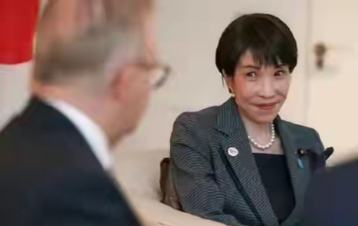 高市早苗访问澳大利亚又抛媚眼了，这个职业病是很难改过来了。  
