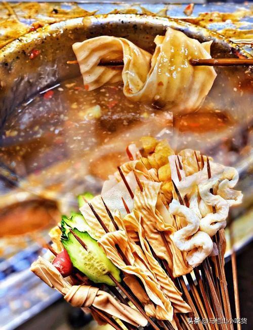 山西太原美食，夜宵美味好好吃！
太原夜宵推荐：
1、义井沾串｜串蘸满麻酱辣椒、羊