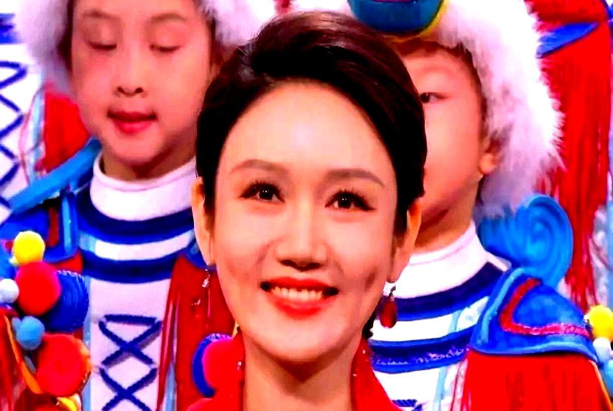 马凡舒春晚发型被骂老气，但她的回应直接封神。
她一改往日大波浪，把长发全梳上去，