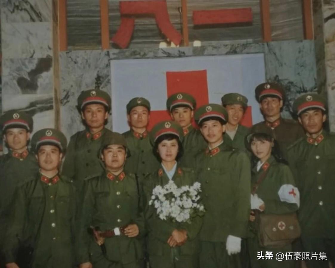 1986年，电影《凯旋在子夜》团队在老山前线珍贵留影。它是唯—部在老山前线战场拍