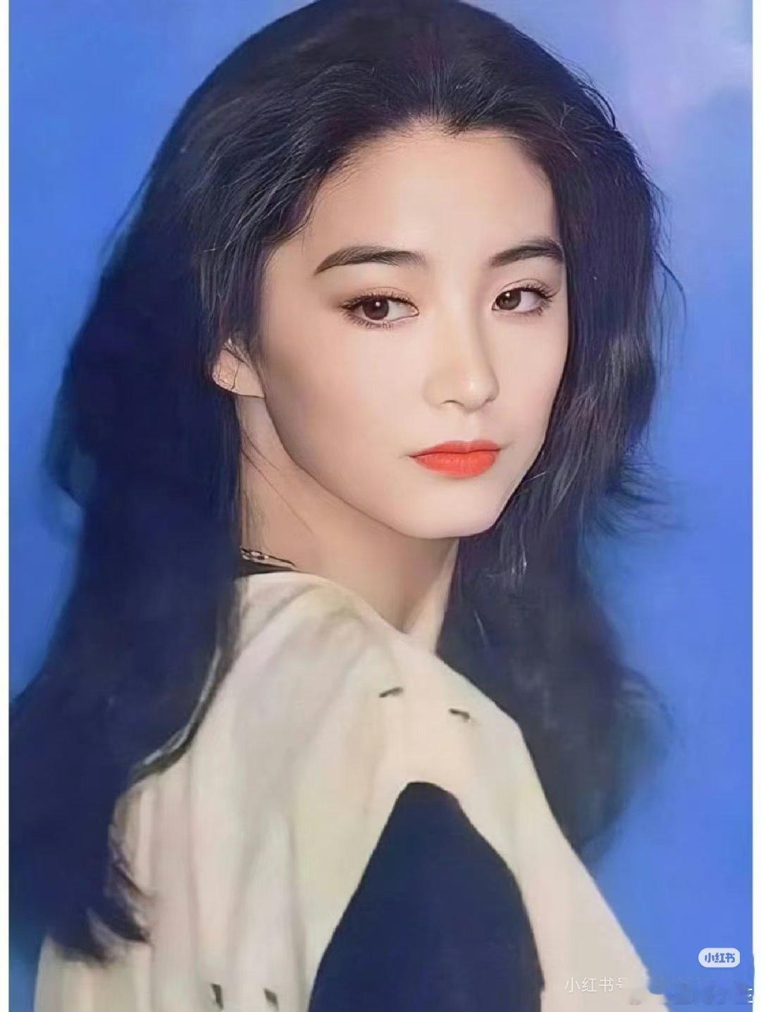 林青霞自曝豪宅遭大量蟑螂入侵由此可见，蟑螂对每个人都是平等的。不过，美女徒手捏蟑